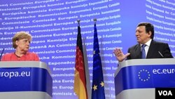 Kanselir Jerman Angela Merkel (kiri) dan Presiden Komisi Eropa Jose Manuel Barroso tidak sependapat soal solusi 'eurobonds'.