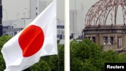 日本西部广岛和平纪念公园外的国旗
