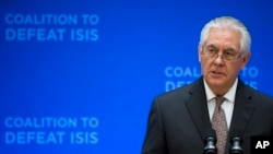 Le secrétaire d'Etat Rex Tillerson prend la parole à la réunion des ministres de la Coalition mondiale sur la défaite d'ISIS, au département d'État à Washington, le 22 mars 2017.