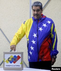 El presidente venezolano, Nicolás Maduro, vota durante las elecciones presidenciales en Caracas, Venezuela, 28 de julio de 2024. REUTERS/Fausto Torrealba