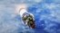 Un écran montre le lancement de la fusée porteuse russe Soyouz-2.1a depuis le cosmodrome de Baïkonour au Kazakhstan transportant 38 satellites étrangers dont le premier satellite tunisien Challenge-1, le 22 mars 202