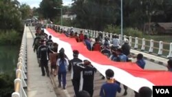 Bendera merah putih sepanjang 100 meter diarak melintasi 27 desa menuju ibukota Poso dalam peringatan Hari Pahlawan (10/11).