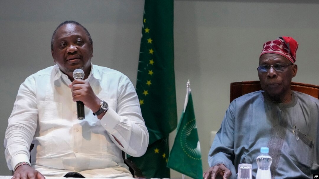 Mokonzi ya kala ya Kenya Kenyatta, G, azali koloba pene na mokonzi ya kala ya Nigeria Olesegun Obasanjo, na masolo ma kimya kati na bakambi na Ethiopie na Tigrée, Nairobi, Kenya, 7 sanza ya zomi na moko 2022. (AP Photo/Khalil Senosi)