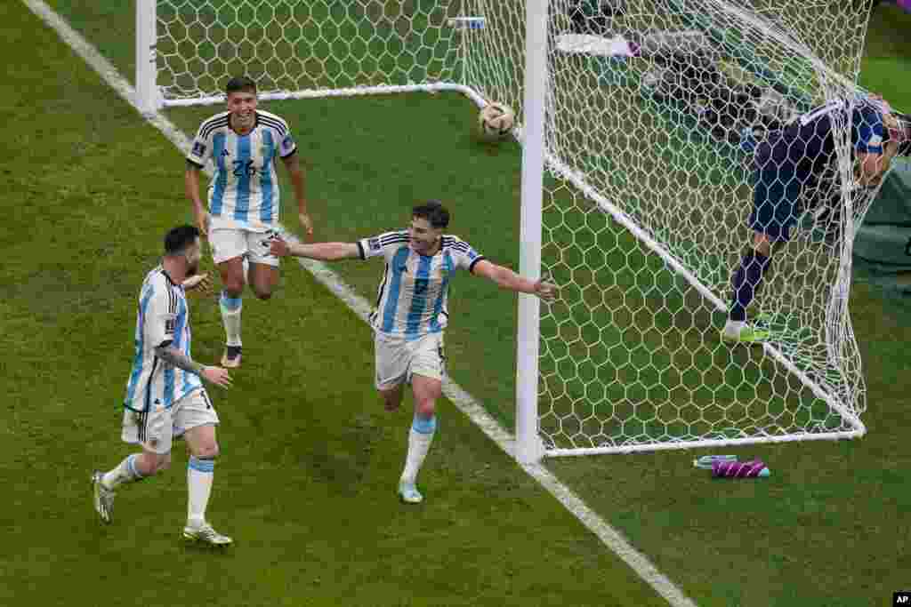 Julián Álvarez de Argentina, centro, celebra tras anotar el segundo gol de su equipo durante el partido de fútbol semifinal de la Copa Mundial, el martes 13 de diciembre de 2022. (Foto AP/Thanassis Stavrakis)