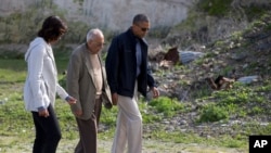 Ahmed Kathrada akiwa na Rais mstaafu wa Marekani Barack Obama na Mkewe Mitchell walipotembelea jela maarufu ya robin island