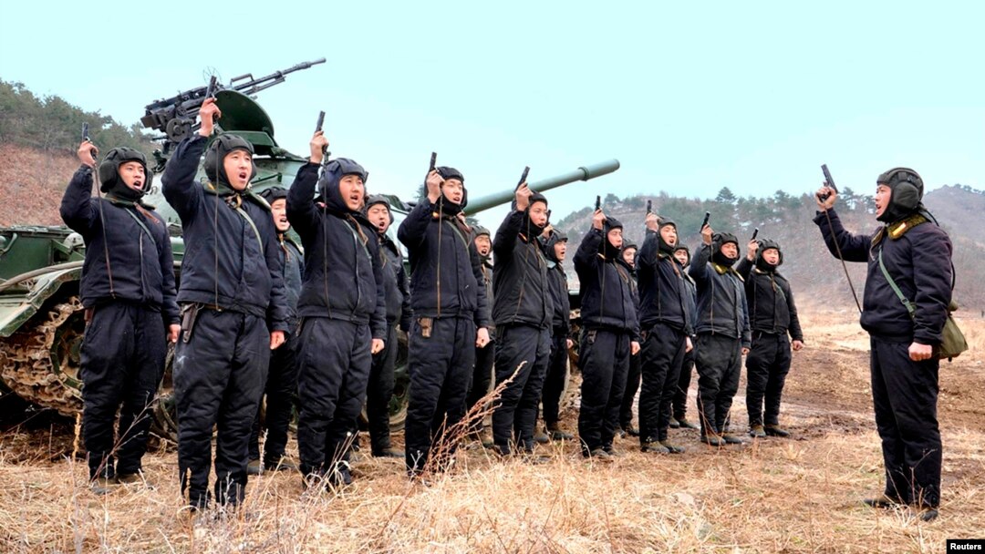 Sojojin Koriya ta Arewa suna atisaye. Maris 20, 2013. REUTERS/KCNA (NORTH KOREA - Tags: POLITICS MILITARY) ATTENTI
