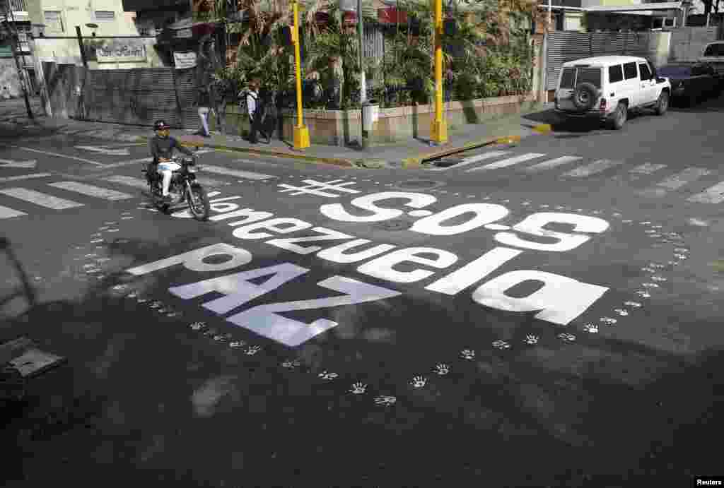 Manifestantes antigubernamentales protestan en las calles de Venezuela por segunda semana consecutiva contra las restricciones del gobierno de Nicolás Maduro.