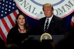 El presidente de los Estados Unidos, Donald Trump, es presentado por la presidenta del RNC, Ronna McDaniel, en la reunión de invierno del Comité Nacional Republicano en el Washington Hilton en Washington, EE. UU., 1 de febrero de 2018.