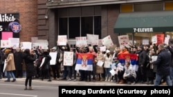 Protest srpske dijaspore ispred Konzulata Srbije u Čikagu (Foto: Predrag Đurđević)