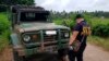 Polisi memeriksa kendaraan di pos pemeriksaan militer di Lamitan, Provinsi Basilan, Filipina selatan, pada 31 Juli 2018. (Foto: AP/Christine Garcia)