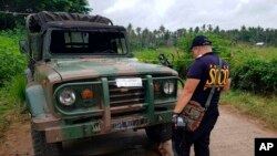 Polisi memeriksa kendaraan di pos pemeriksaan militer di Lamitan, Provinsi Basilan, Filipina selatan, pada 31 Juli 2018. (Foto: AP/Christine Garcia)