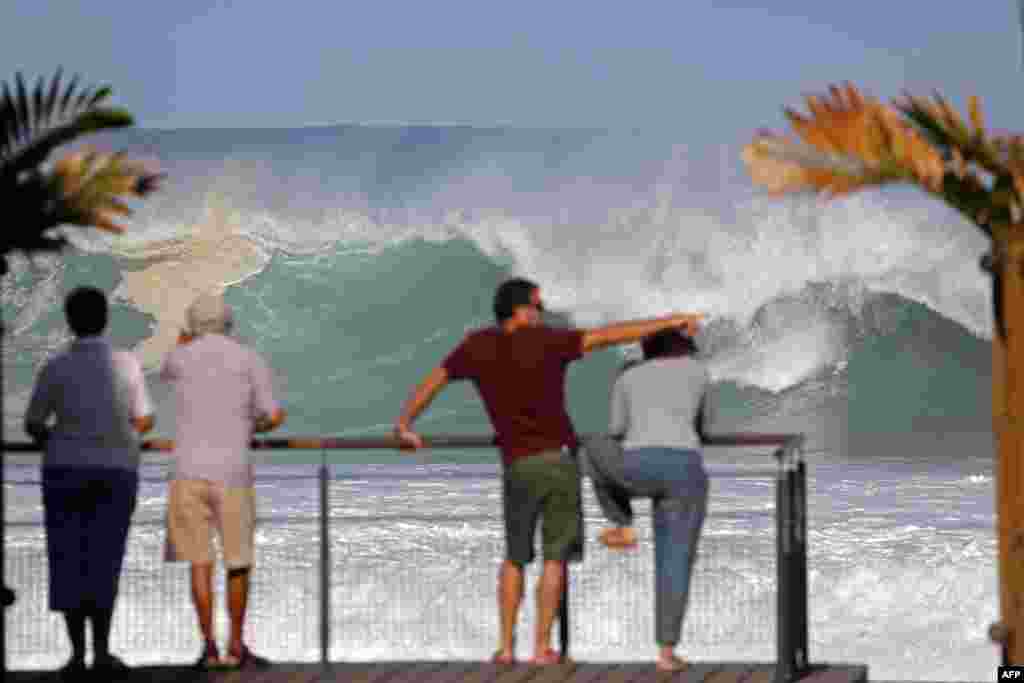 Strong waves hit the coast of Saint-Gilles de la Réunion on the French Indian Ocean island of La Réunion.