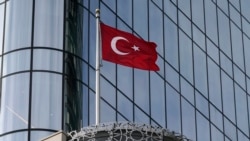 Bendera Turki berkibar di atas Gedung Turki, yang menampung Konsulat Jenderal Turki dan Misi Tetap Turki untuk Perserikatan Bangsa-Bangsa, di New York, Jumat, 17 November 2023. (Foto: AP)