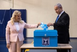 베냐민 네타냐후 이스라엘 총리와 사라 여사가 작년 9월 17일 이스라엘 예루살렘의 투표소에서 총선투표를 하고 있다.