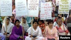 Anggota Dewan Perempuan Bangladesh melakukan aksi duduk di Dhaka, ibu kota Bangladesh, untuk memperotes meningkatnya kekerasan pada perempuan, 4 April 1999. (Foto: Reuters/dok)