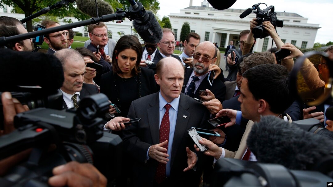 Senator AS Chris Coons berbicara kepada media usai briefing soal Korea Utara di Gedung Putih, Rabu (26/4).
