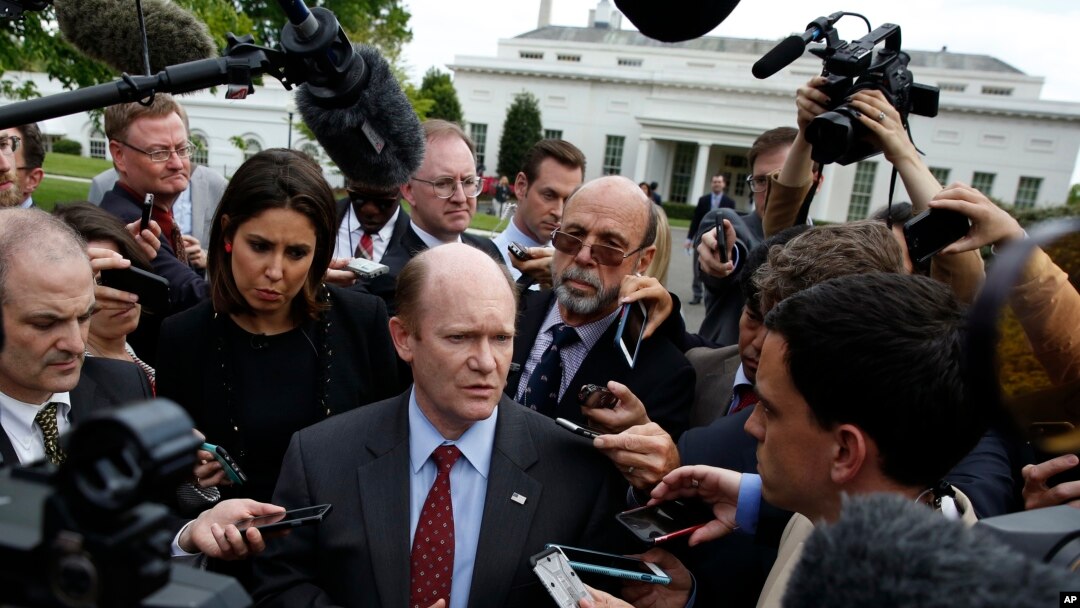 Senator Chris Coons, memberi keterangan kepada wartawan setelah 100 anggota senat AS diberi pengarahan tentang Korea Utara di Gedung Eksekutif Eisenhower di kompleks Gedung Putih, Washington, 26 April 2017. (AP Photo/Carolyn Kaster) 