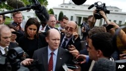 Senator Chris Coons, memberi keterangan kepada wartawan setelah 100 anggota senat AS diberi pengarahan tentang Korea Utara di Gedung Eksekutif Eisenhower di kompleks Gedung Putih, Washington, 26 April 2017. (AP Photo/Carolyn Kaster) 