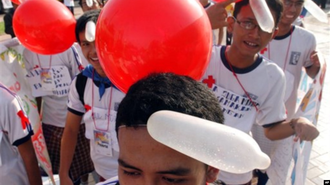 Warga Jakarta mengenakan aksesori balon kondom pada saat memperingati Hari AIDS sedunia (foto: dok). Tak seperti di Indonesia, diskusi tentang masalah kontrasepsi masih tergolong tabu di Pakistan. 