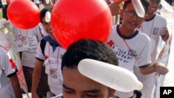 Warga Jakarta mengenakan aksesori balon kondom pada saat memperingati Hari AIDS sedunia (foto: dok). Tak seperti di Indonesia, diskusi tentang masalah kontrasepsi masih tergolong tabu di Pakistan. 