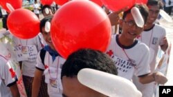 Para aktivis di Jakarta membawa balon-balon dari kondom pada peringatan Hari AIDS Sedunia (foto: dok). 