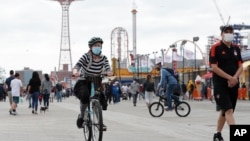 Taman bermain di Coney Island , New York. 