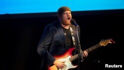 Tom Walker saat tampil dalam konser di London, Inggris (foto: dok).