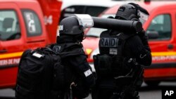 Cảnh sát đã nhanh chóng bảo vệ sân bay Paris Orly và tìm kiếm chất nổ, nhưng họ không tìm thấy gì, ngày 18/3/2017.