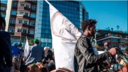 ኣዲስ ኣበባ ክኣቱ ኸሎ ድሙቕ ኣቀባብላ ዝተጸበዮ ቀ/ሚ ኣቢይ፡ነቲ ሽልማት ምስ ፕረዚደንት ኤርትራ ብምዃን ከምዝጽንብሎ ተዛሪቡ