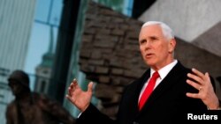 Wakil Presiden Amerika Serikat Mike Pence berpidato di dekat Monumen Pemberontakan (Warwaw Uprising) di Warsawa, Polandia, 14 Februari 2019.