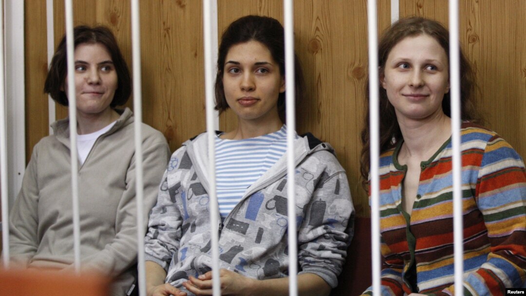Tiga musisi "Pussy Riot", Nadezhda Tolokonnikova (tengah), Maria Alyokhina (kanan) dan Yekaterina Samutsevich, ditangkap karena menggelar konser anti-Putin di gereja Katedral, Moskow Februari lalu (foto: dok).