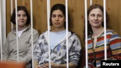 Tiga musisi "Pussy Riot", Nadezhda Tolokonnikova (tengah), Maria Alyokhina (kanan) dan Yekaterina Samutsevich, ditangkap karena menggelar konser anti-Putin di gereja Katedral, Moskow Februari lalu (foto: dok).