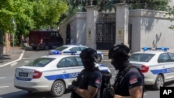 Agentes de policía bloquean el tráfico en una intersección cerca de la embajada de Israel en Belgrado, Serbia, el sábado 29 de junio de 2024.