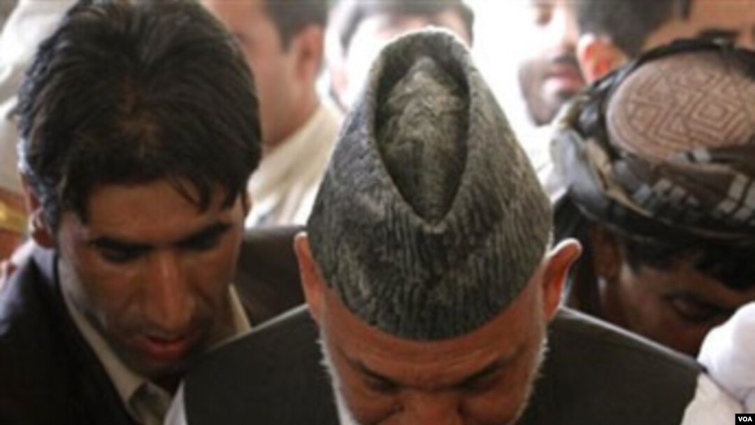 Presiden Afghanistan Hamid Karzai kehilangan penasihat seniornya, kurang dari seminggu setelah adiknya juga tewas dibunuh.