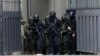 Las fuerzas de seguridad llevan a cabo la operación de traslado del exvicepresidente de Ecuador, Jorge Glas, de la Unidad de Flagrancia, en Quito, Ecuador, el 6 de abril de 2024.