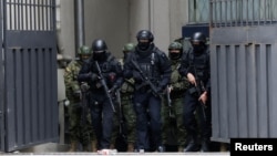 Las fuerzas de seguridad llevan a cabo la operación de traslado del exvicepresidente de Ecuador, Jorge Glas, de la Unidad de Flagrancia, en Quito, Ecuador, el 6 de abril de 2024.