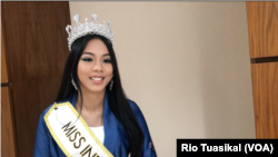Miss Indonesia 2018 Alya Nurshabrina dalam wawancara di Jakarta mengatakan kerja sosialnya kerap seputar pendidikan, seni, dan lingkungan. (Foto: VOA/Rio Tuasikal)