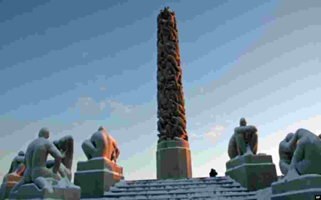 如果把这个赤裸人体纠缠环绕的高大立柱称为“肉柱”那可就亵渎艺术了。它是“生命之柱”。