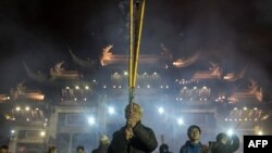 農曆正月初一(2018年2月16日)公眾在上海龍華寺點香祈福