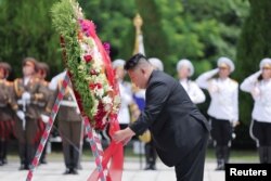 Pemimpin Korea Utara Kim Jong-un mengunjungi pemakaman Martir Tentara Relawan Rakyat China dalam foto yang dirilis pada 26 Juli 2023 oleh Kantor Berita Pusat Korea (KCNA) Korea Utara. (KCNA via REUTERS)