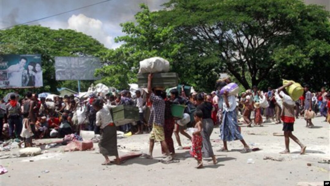 Warga muslim Burma diungsikan ke tempat yang aman di Sittwe, ibukota negara bagian Rakhine setelah kekerasan sektarian kembali terjadi di sana (foto: dok).