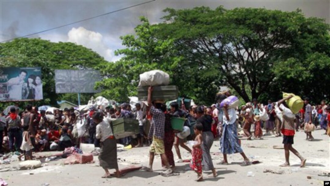 Warga muslim dipindahkan ke wilayah yang lebih aman di Sittwe, ibukota propinsi Rakhine, Burma (Foto: dok). Para pejabat Burma mengatakan korbam kekerasan etnik di negara itu telah melampaui jumlah 100 orang.