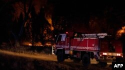 A handout photo from VicEmergency/state control center taken and released on Jan.27, 2025 shows a fire truck arriving to battle bushfires in Little Desert National Park in the Australian state of Victoria.