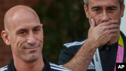 El presidente de la federación española de fútbol, Luis Rubiales (izquierda) posa junto al técnico Jorge Vilda durante el acto con las jugadoras de la selección de España que conquistó el Mundial femenino, en el Palacio de La Moncloa, el martes 22 de agosto de 2023, en Madrid.