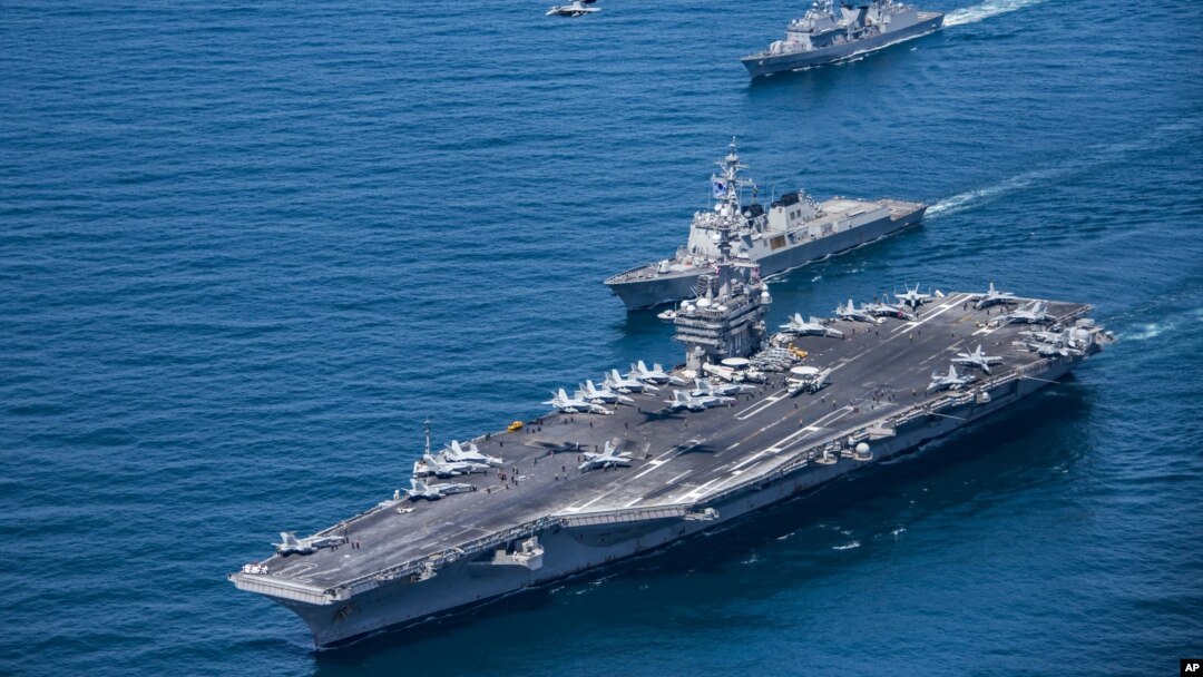 Hàng không mẫu hạm Mỹ USS Carl Vinson khi đang di chuyển ở Tây Thái Bình Dương ngày 3/5/2017. Nhóm tàu USS Vinson và USS Reagan đang tập trận chung ở biển Nhật Bản.
