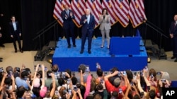 El presidente Joe Biden (centro) habla junto a la candidata presidencial demócrata a la vicepresidenta, Kamala Harris en un evento por los esfuerzos para reducir los costos de algunos medicamentos recetados, en Maryland, el jueves 15 de agosto de 2024. 