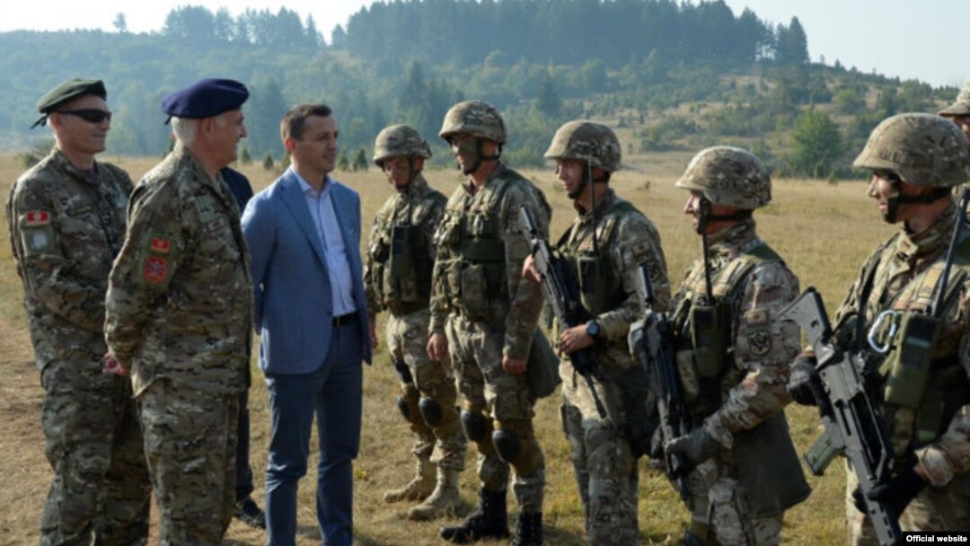 Ministar odbrane Crne Gore Predrag Bošković sa pripadnicima Vojske Crne Gore (rtcg.me)