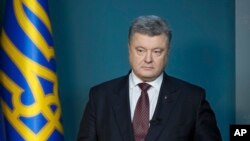 Presiden Ukraina Petro Poroshenko (foto: dok). Kantor Presiden Poroshenko mengumumkan perintah pemblokiran akses ke sejumlah situs Rusia. 