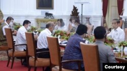 Presiden Jokowi memimpin Rapat Terbatas di Istana Negara, Jakarta , Senin (23/11) mengimbau supaya wacana liburan panjang akhir tahun dikurangi untuk cegah klaster baru perebakan virus Corona (Biro Setpres)