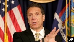 El gobernador de Nueva York, Andrew Cuomo, solicitó a autoridades federales investigar la conducta de agentes migratorios que detuvieron a un repartidor de pizza ecuatoriano la semana pasada, cuando el hombre fue a entregar una pizza en una base militar.